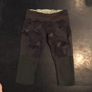 Lululemon camo capri pants size 6